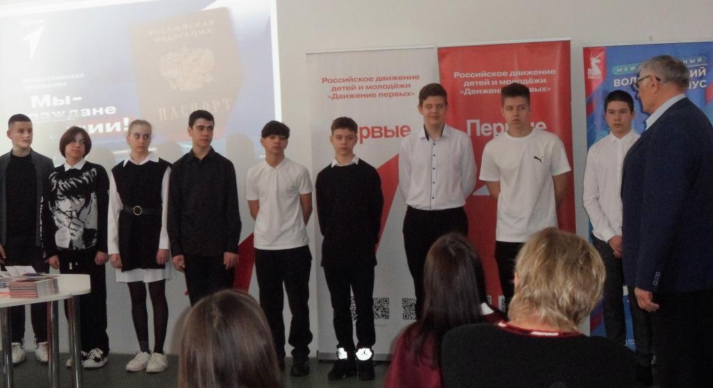 Председатель Алексеевской местной ветеранской организации Л.М. Горбатенко с напутственным словом к юным гражданам России