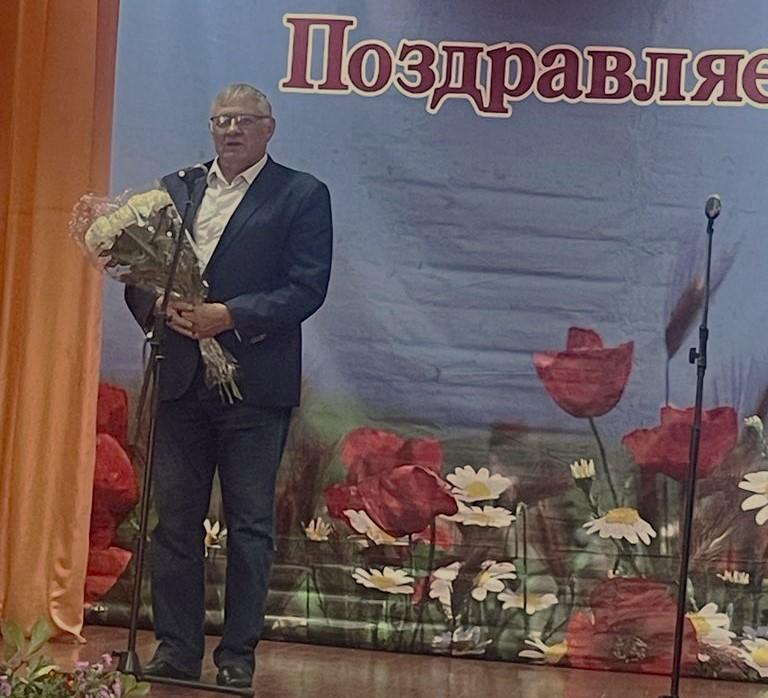 Председатель Алексеевской местной ветеранской организации Л. М. Горбатенко с поздравлением ветеранов (пенсионеров)